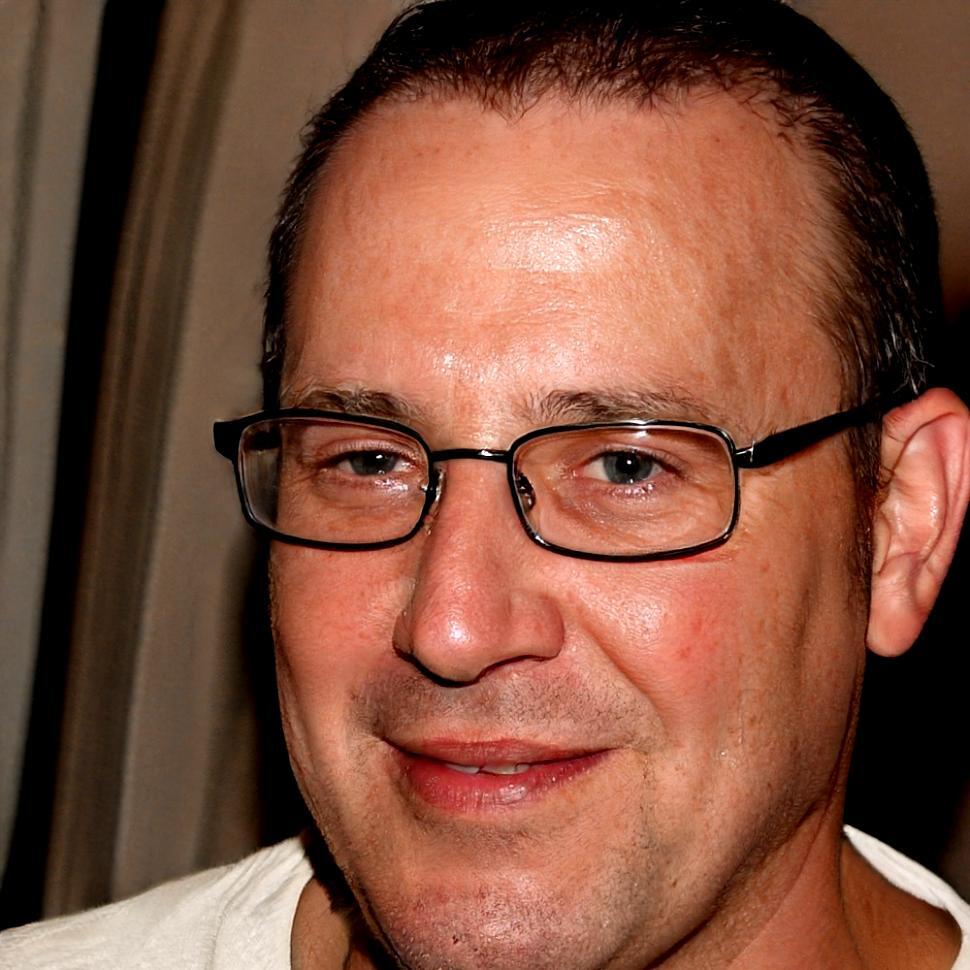 Master florist and color theory expert